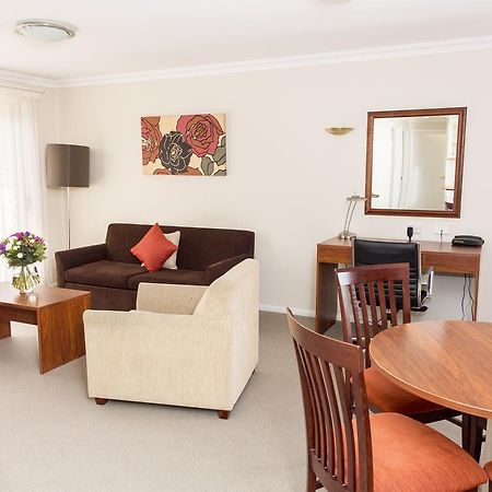 Charlotte Apartments Батърст Екстериор снимка