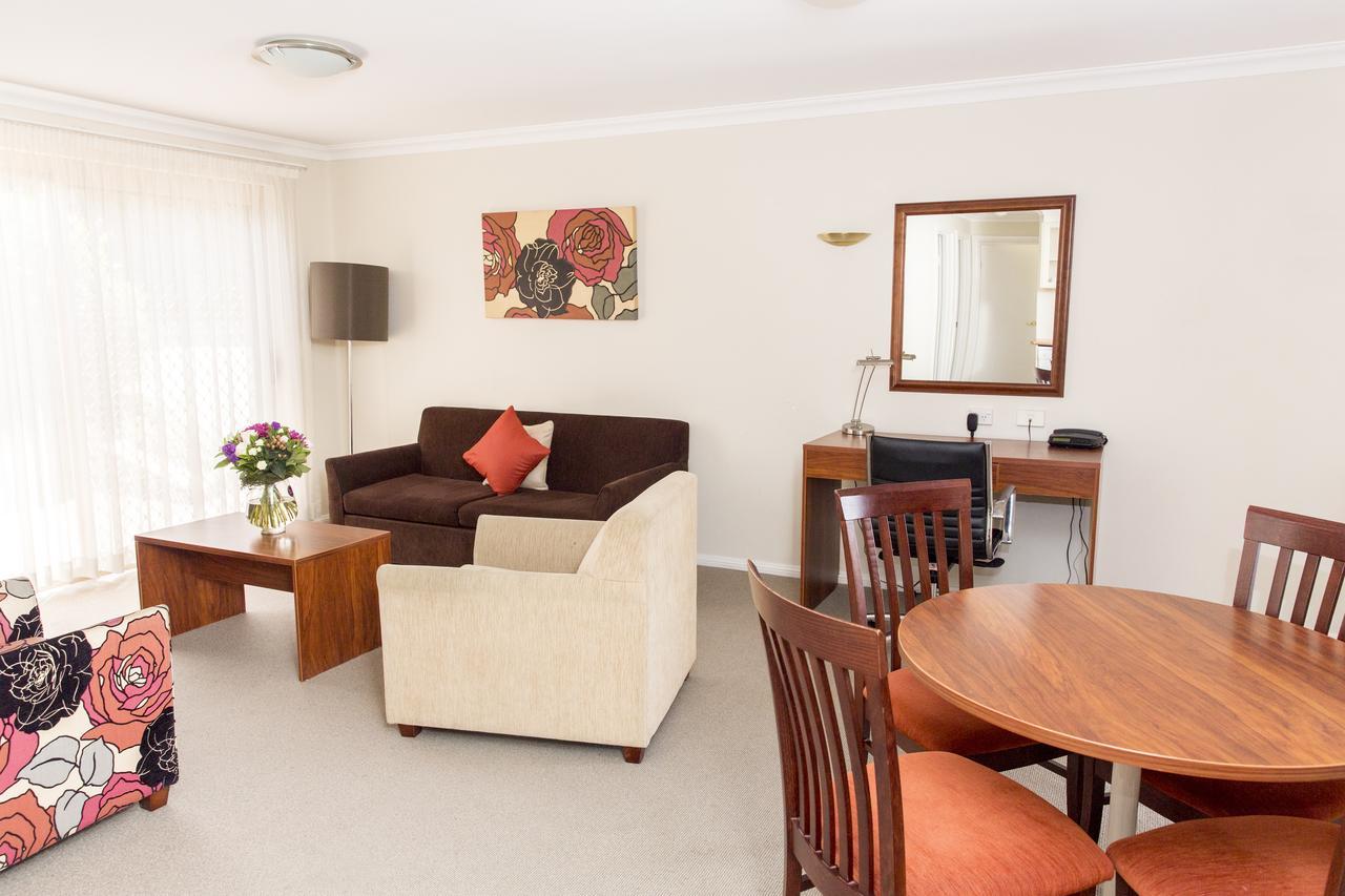 Charlotte Apartments Батърст Екстериор снимка