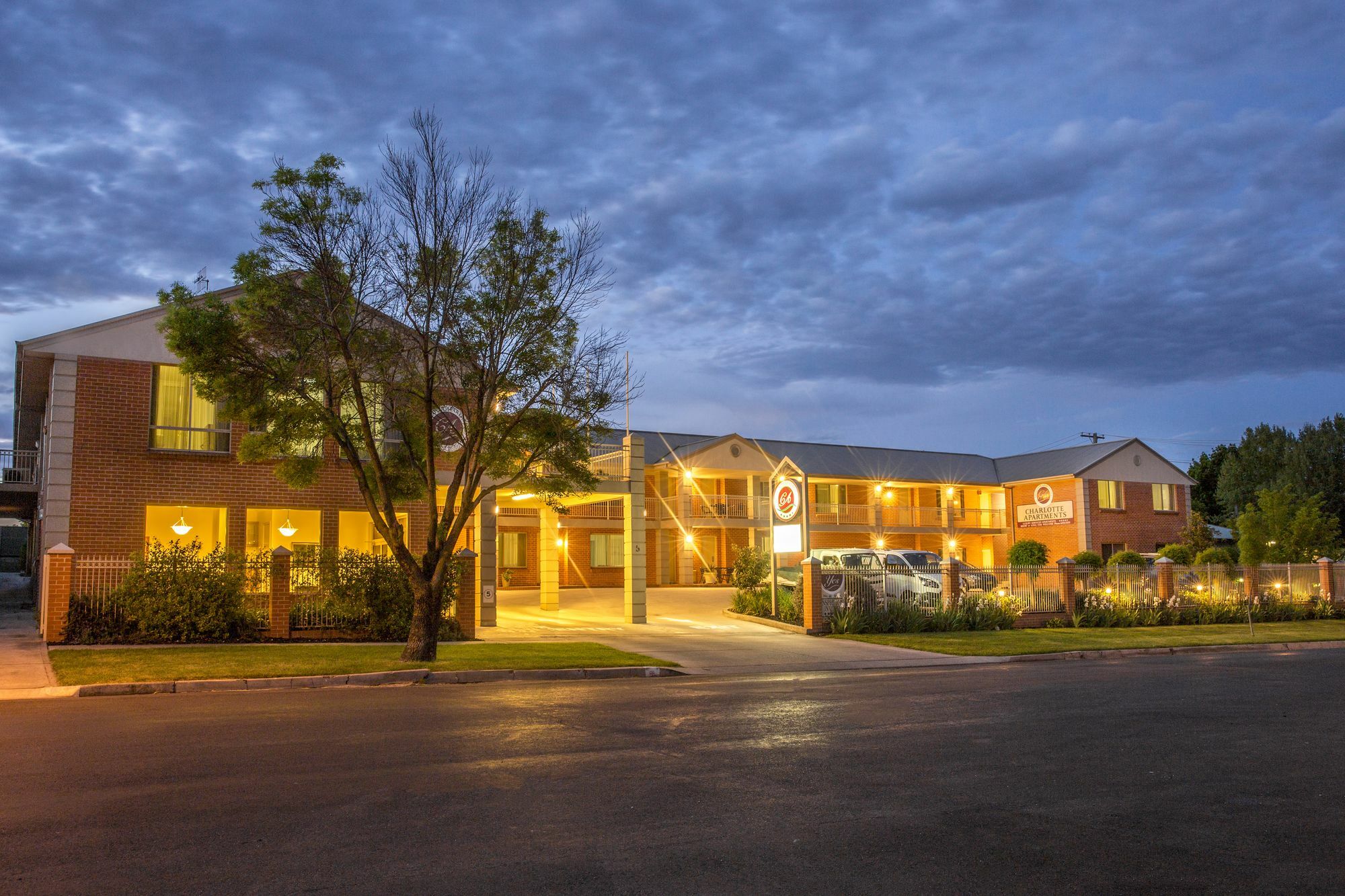 Charlotte Apartments Батърст Екстериор снимка