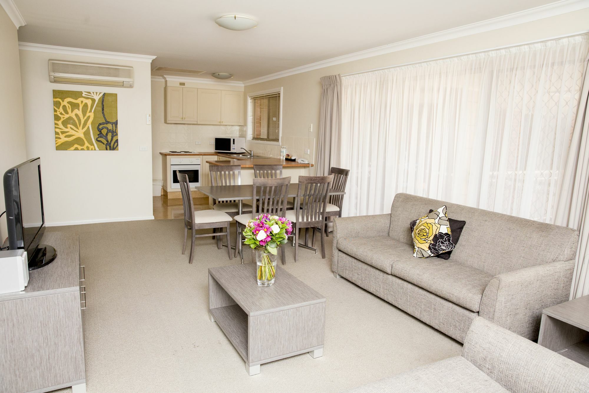 Charlotte Apartments Батърст Екстериор снимка