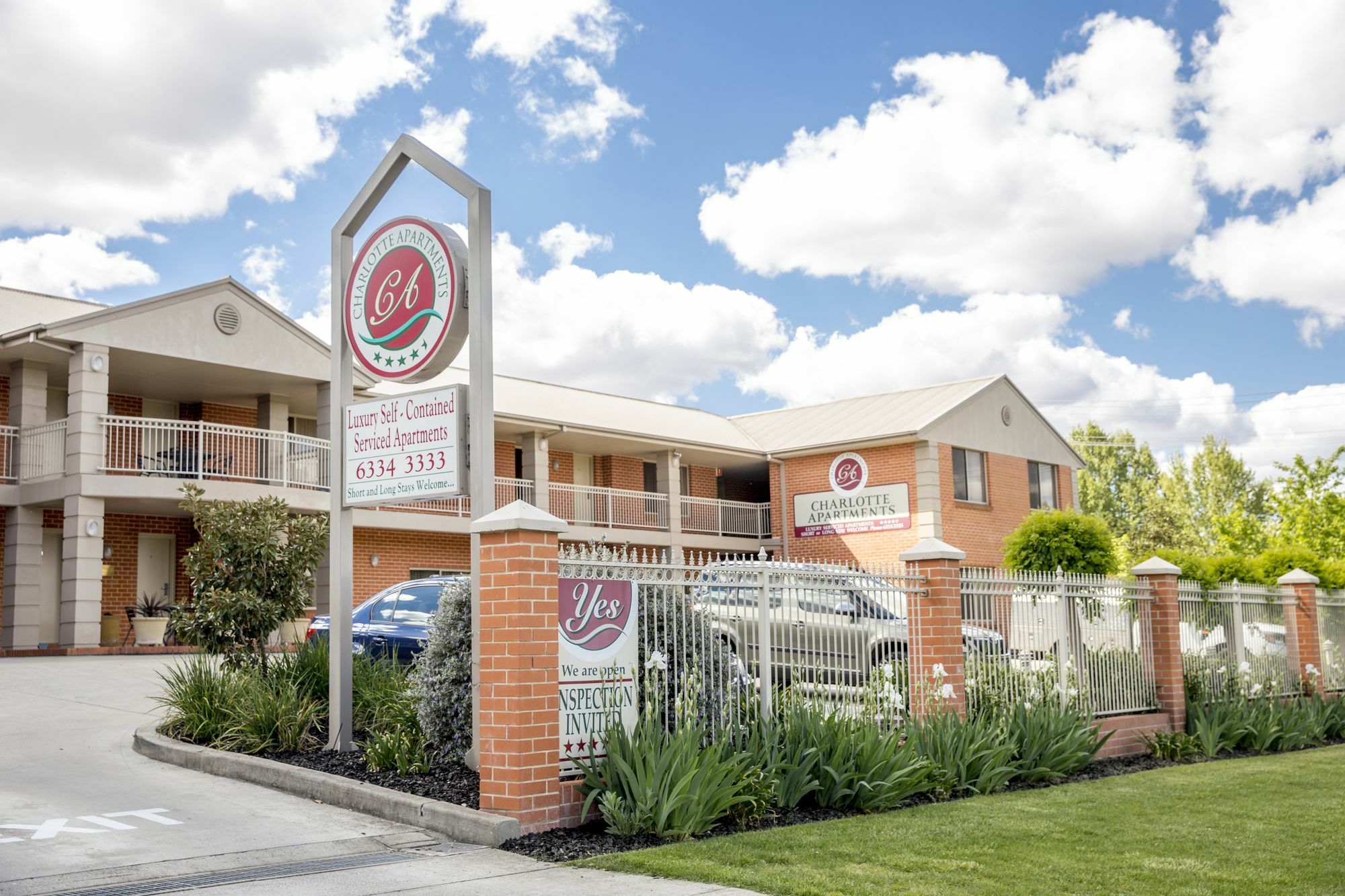 Charlotte Apartments Батърст Екстериор снимка