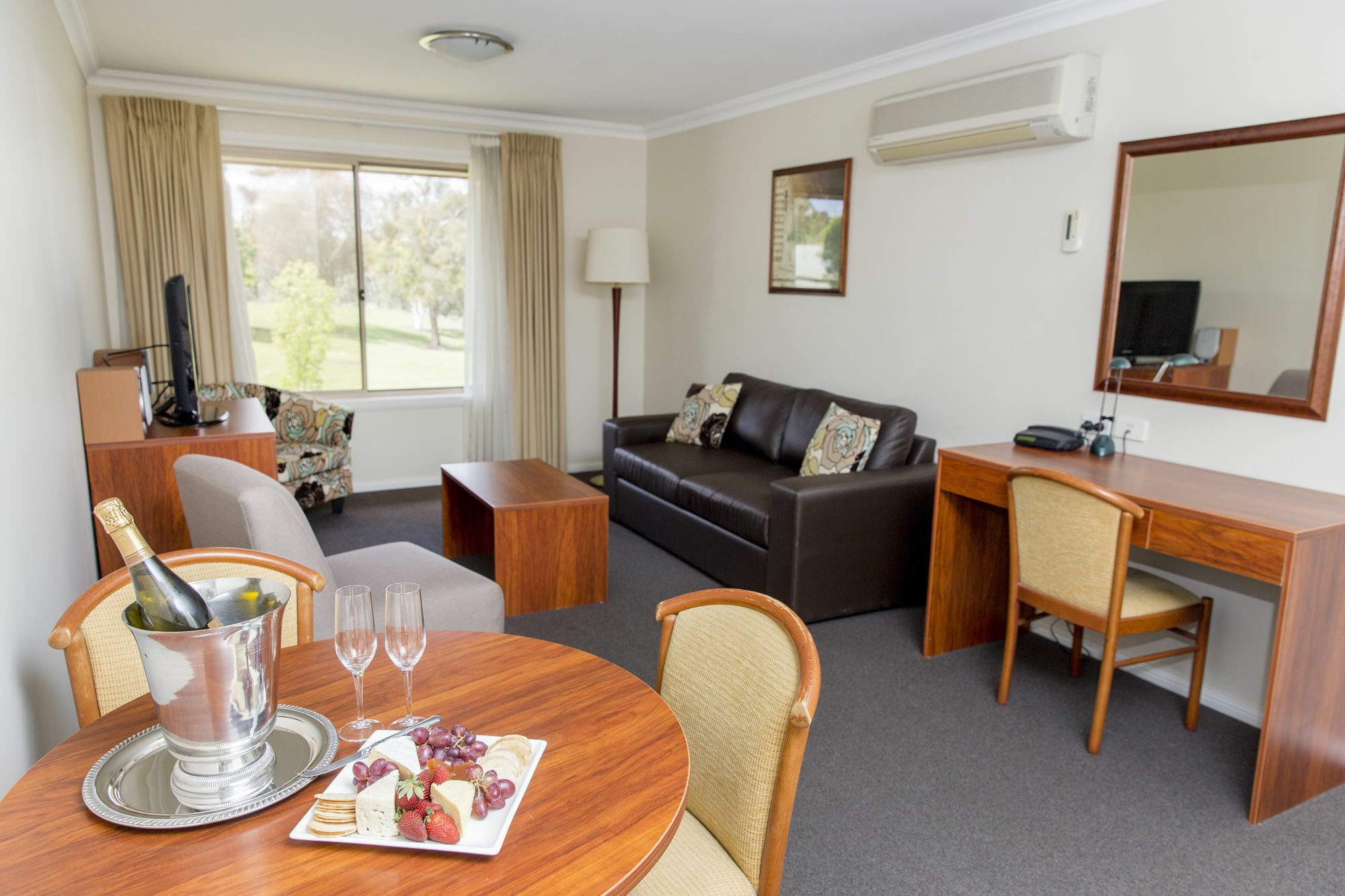 Charlotte Apartments Батърст Екстериор снимка