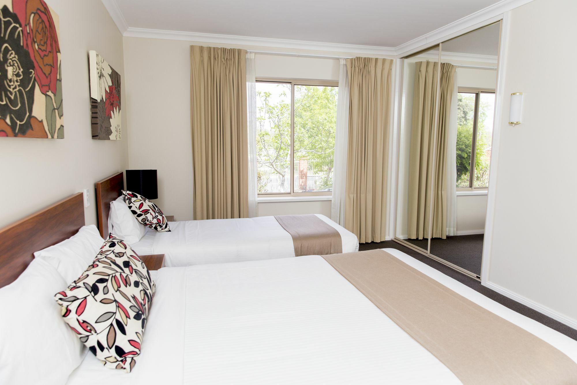 Charlotte Apartments Батърст Екстериор снимка