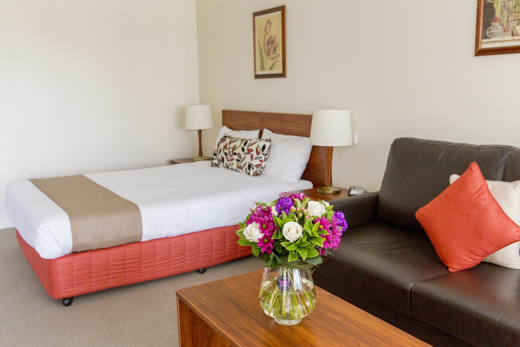 Charlotte Apartments Батърст Екстериор снимка