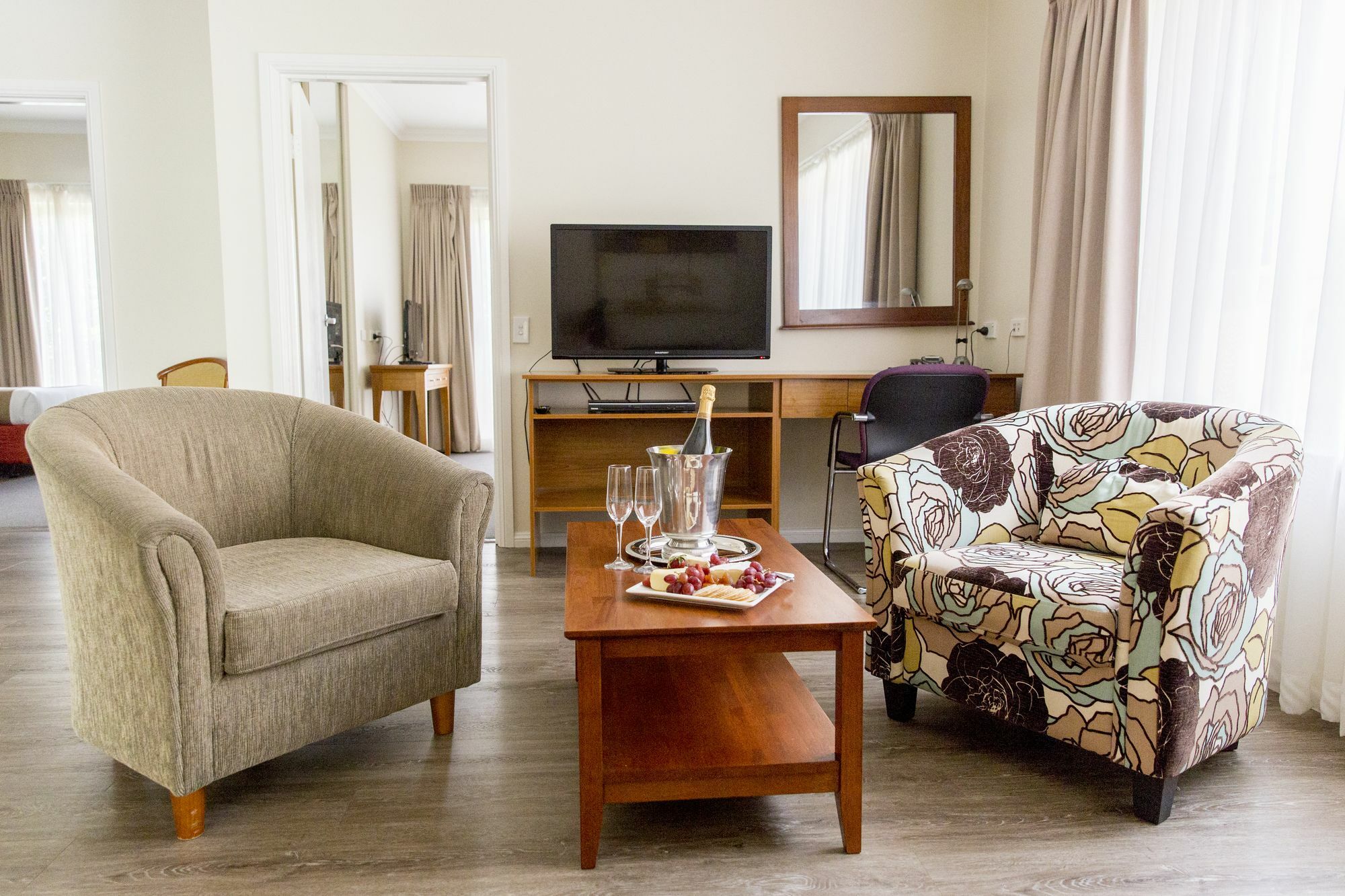 Charlotte Apartments Батърст Екстериор снимка