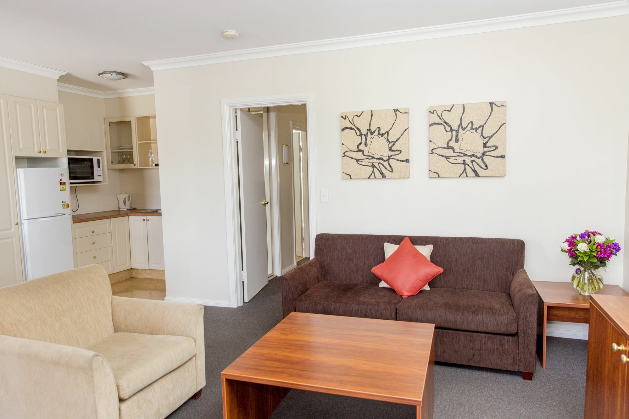 Charlotte Apartments Батърст Екстериор снимка