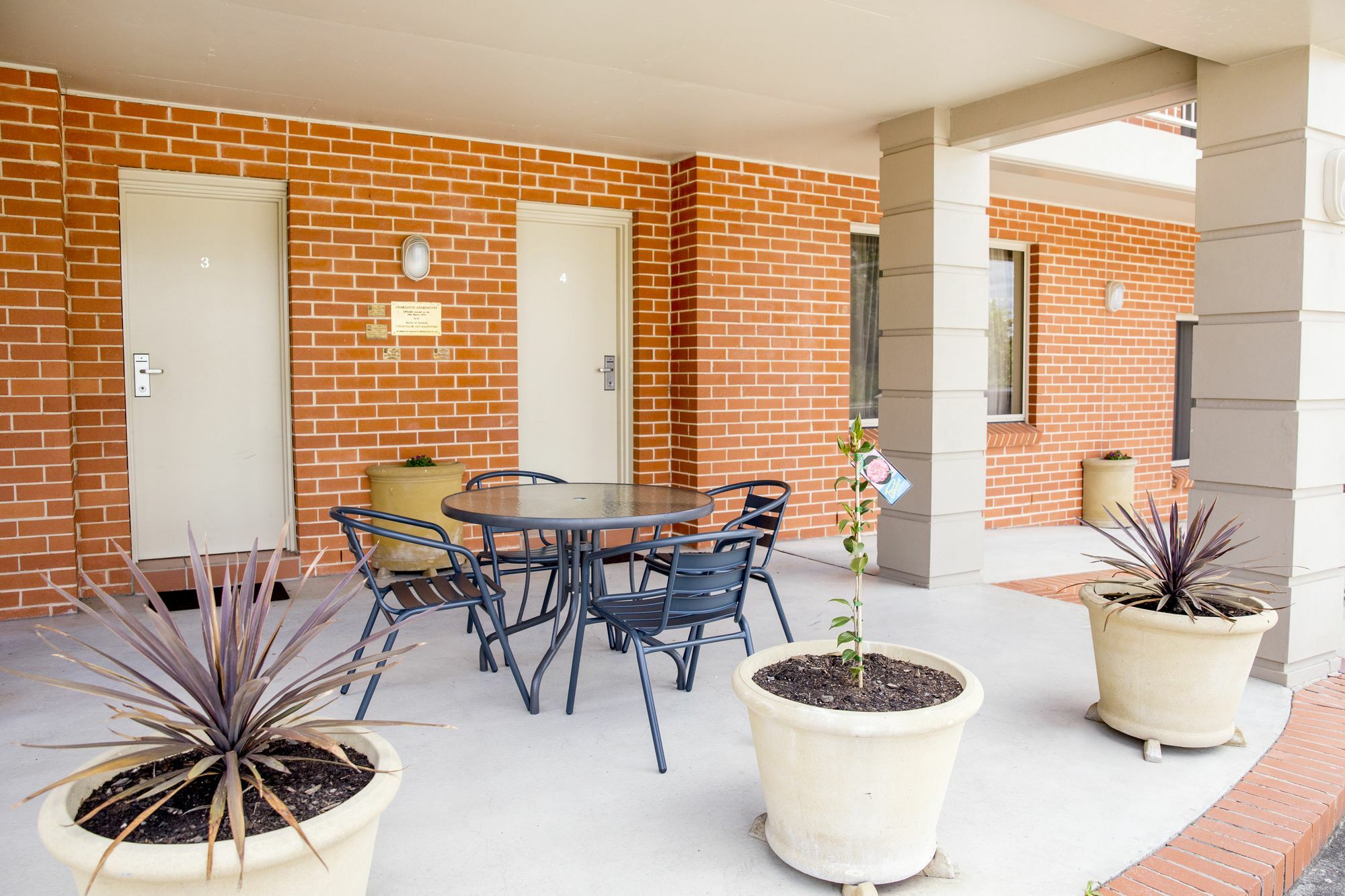 Charlotte Apartments Батърст Екстериор снимка