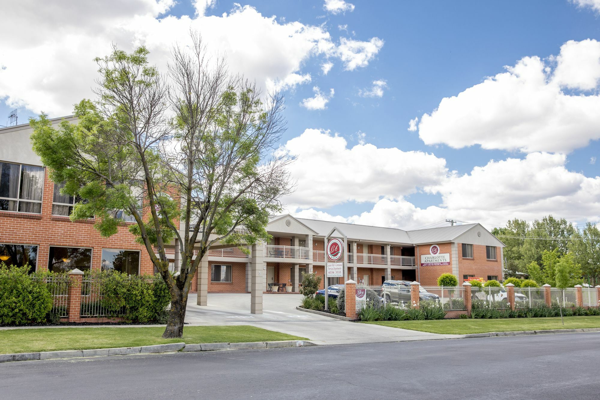 Charlotte Apartments Батърст Екстериор снимка