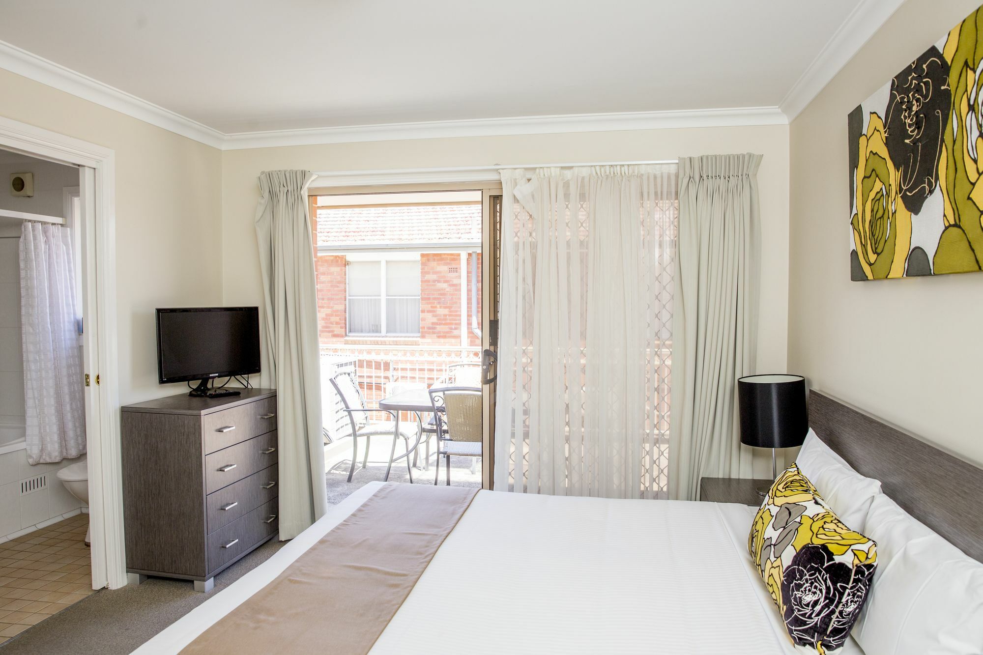 Charlotte Apartments Батърст Екстериор снимка